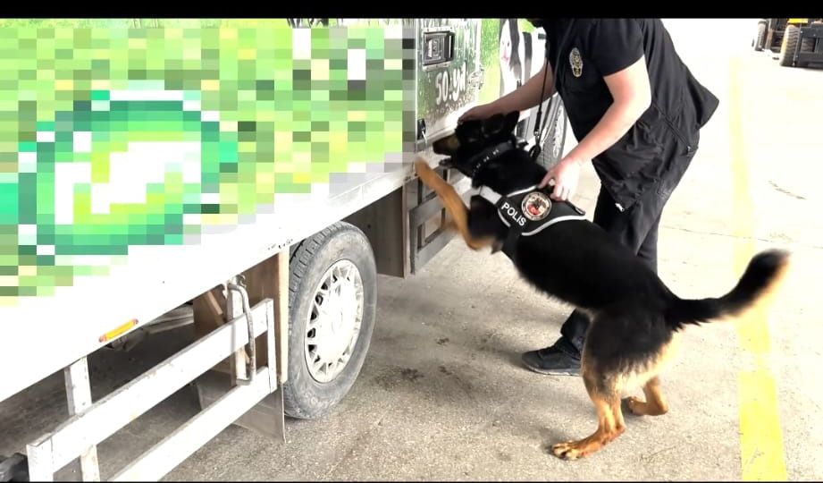 Van’da kamyonette 90 kilo 600 gram uyuşturucu ele geçirildi 3