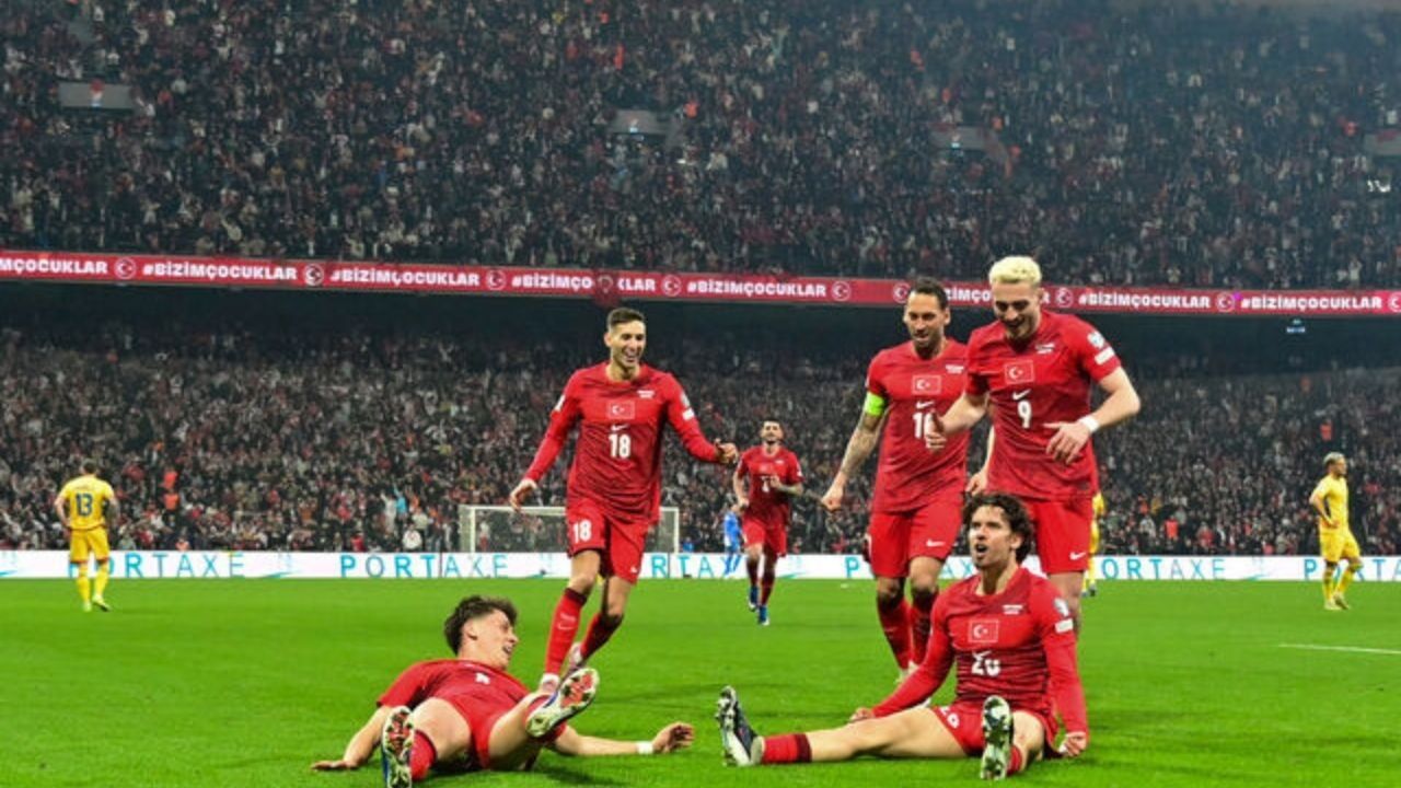 Milli Takım göğüs kabarttı! Ünlülerden peş peşe başarı kutlaması 1