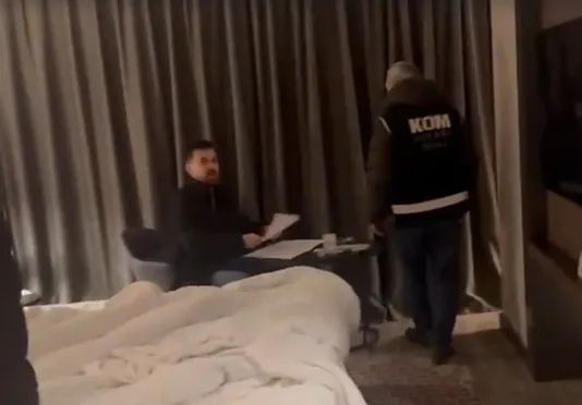 Otel odasında şok baskın: CHP'li Başkan Özkan Yalım ikinci telefonunu sevgilisinin iç çamaşırına sakladı! Görüntüler geldi... 6