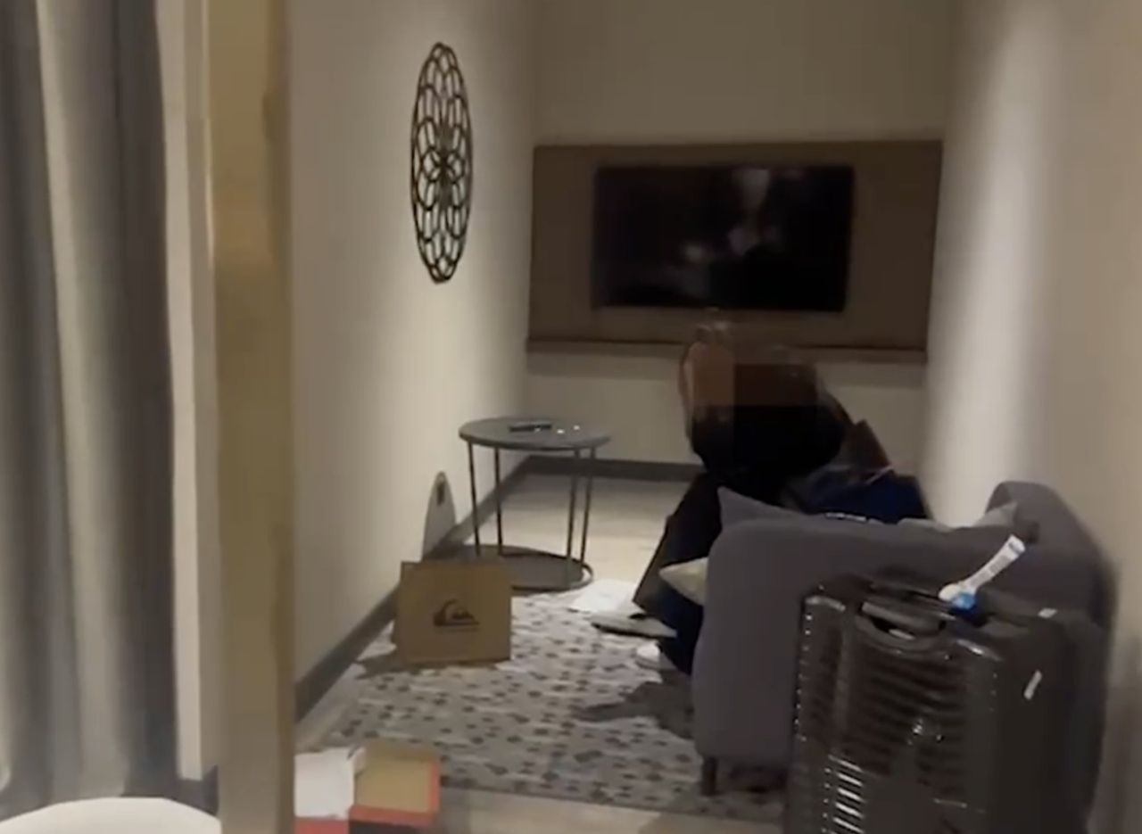Otel odasında şok baskın: CHP'li Başkan Özkan Yalım ikinci telefonunu sevgilisinin iç çamaşırına sakladı! Görüntüler geldi... 2