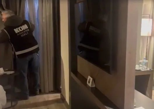 Otel odasında şok baskın: CHP'li Başkan Özkan Yalım ikinci telefonunu sevgilisinin iç çamaşırına sakladı! Görüntüler geldi... 4