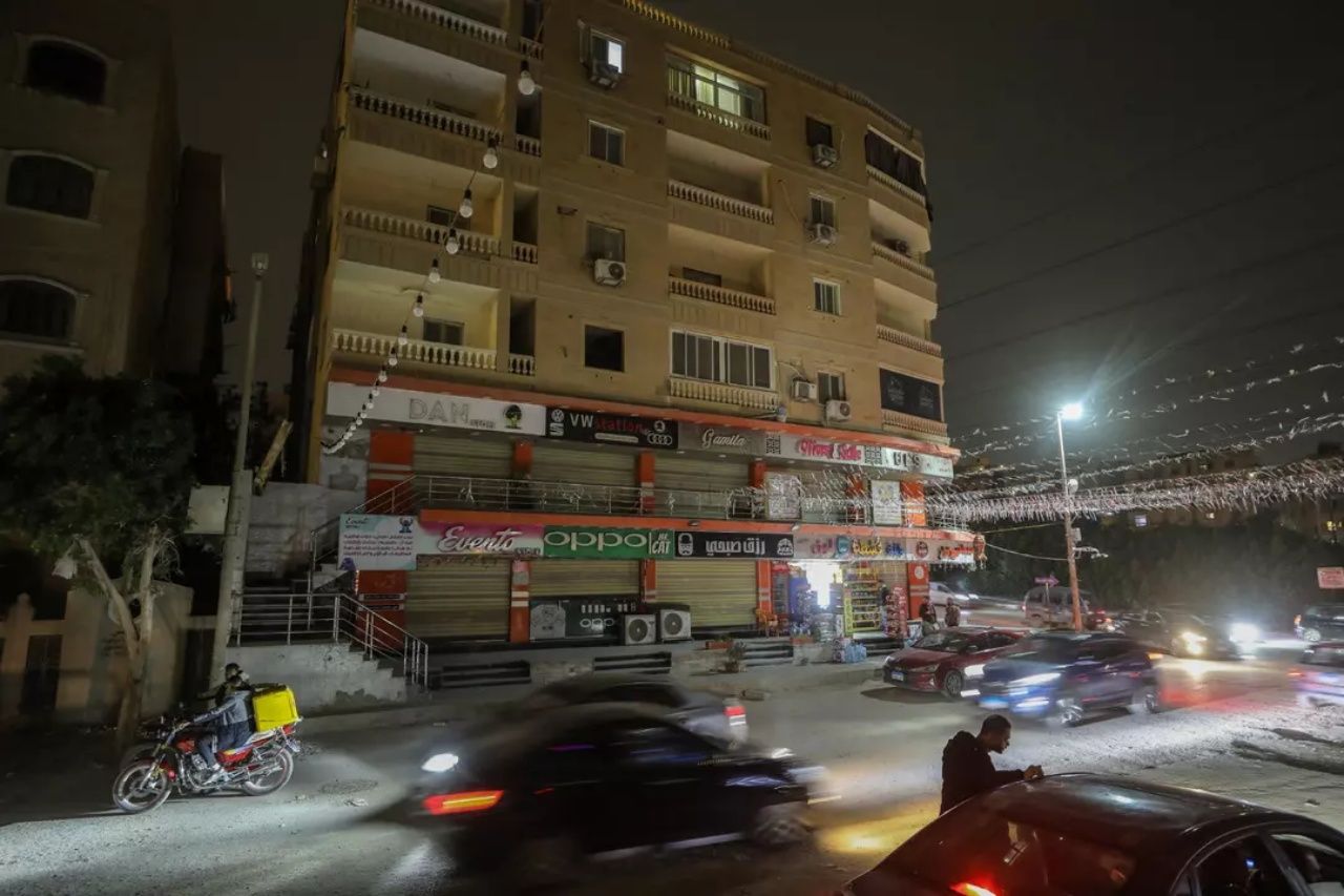 Mısır'da enerji tasarrufu için sert önlemler! Dükkanlar erken kapandı, sokaklar karanlığa büründü 2