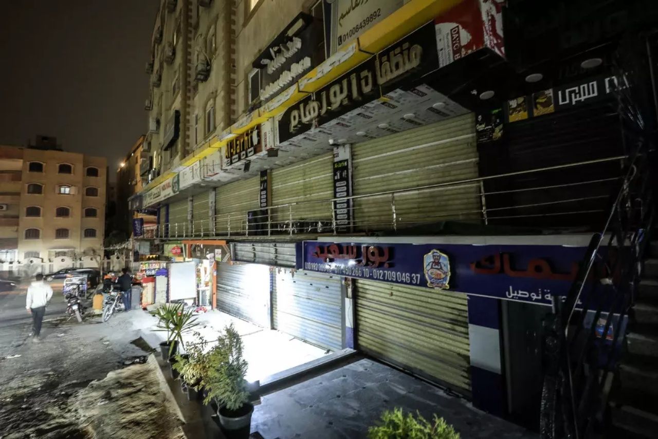 Mısır'da enerji tasarrufu için sert önlemler! Dükkanlar erken kapandı, sokaklar karanlığa büründü 3