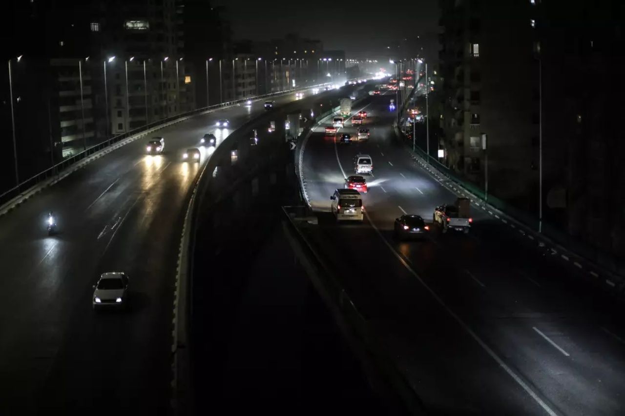 Mısır'da enerji tasarrufu için sert önlemler! Dükkanlar erken kapandı, sokaklar karanlığa büründü 7