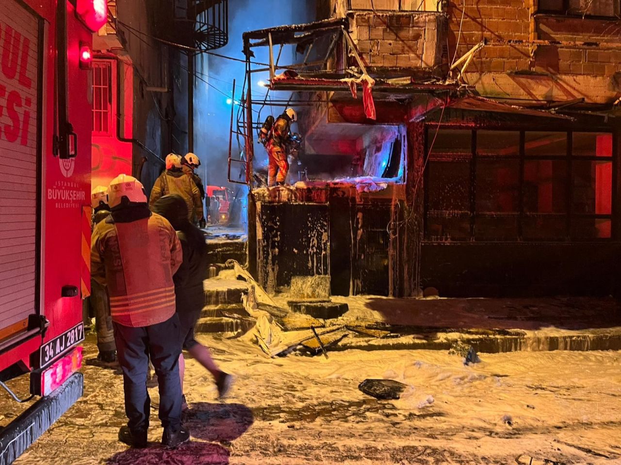 Bahçelievler'de hurda malzemelerin bulunduğu depoda yangın 1