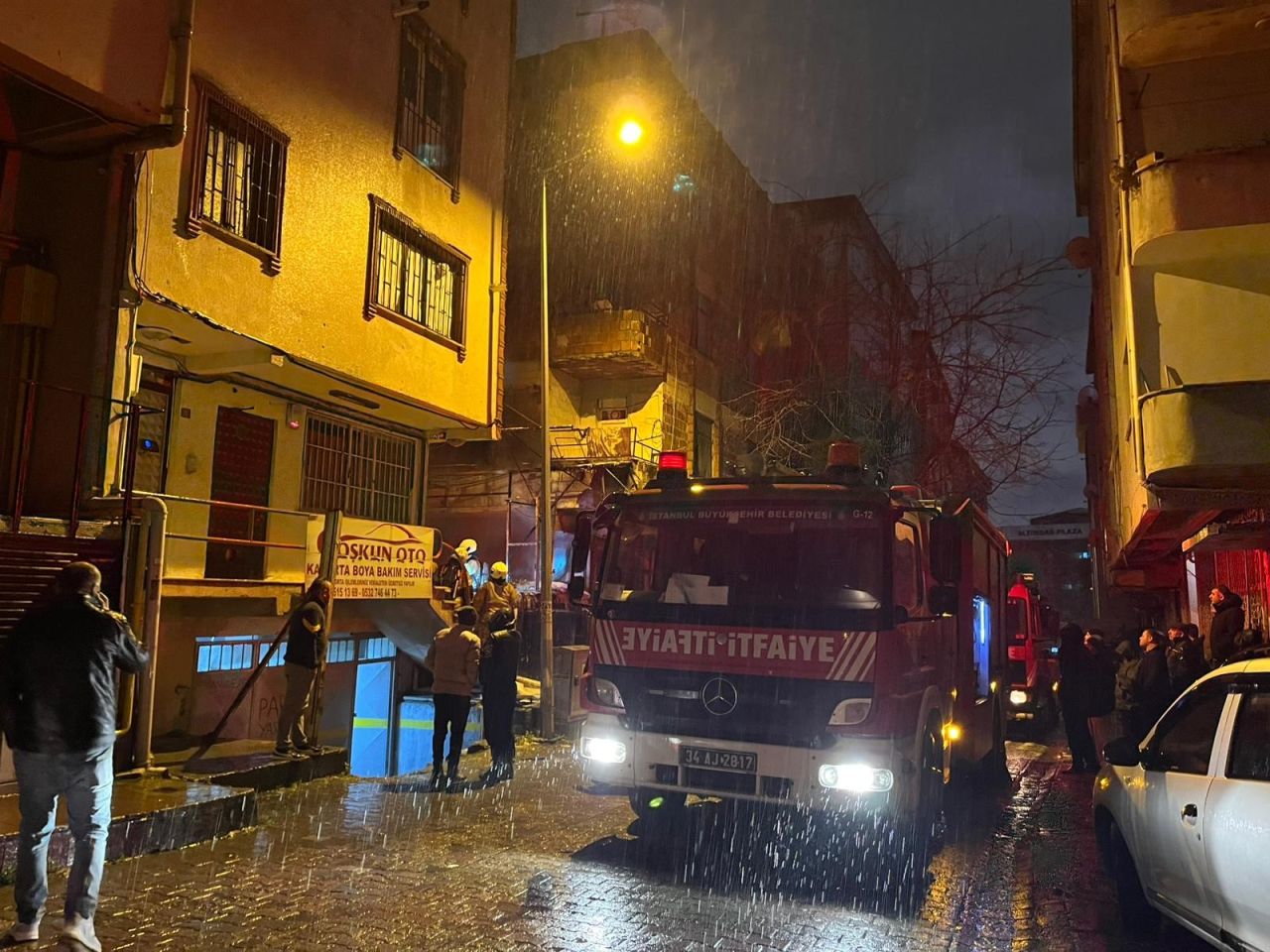 Bahçelievler'de hurda malzemelerin bulunduğu depoda yangın 2