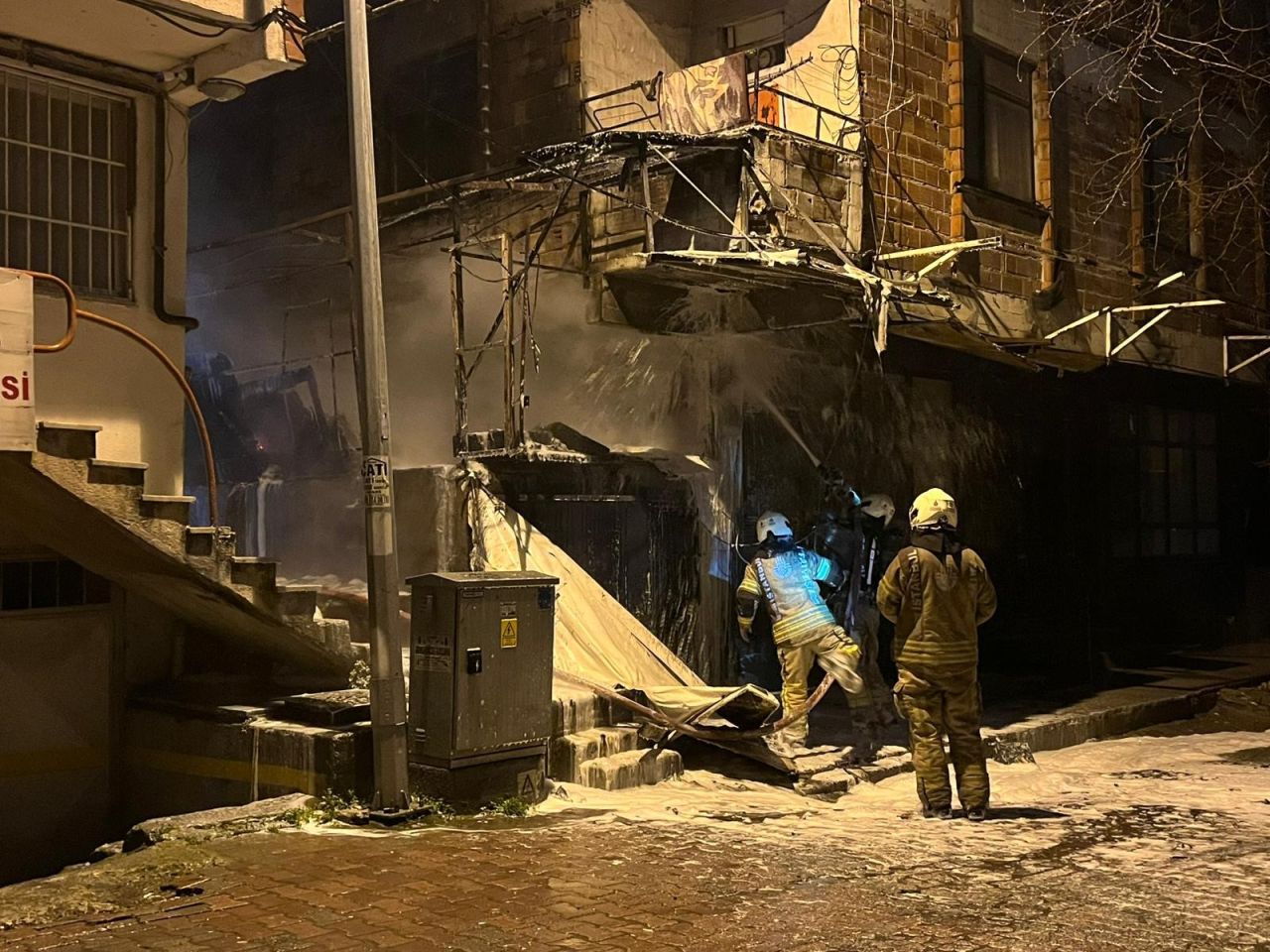 Bahçelievler'de hurda malzemelerin bulunduğu depoda yangın 3