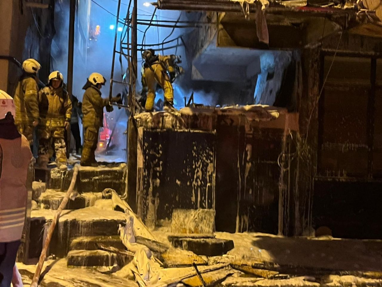 Bahçelievler'de hurda malzemelerin bulunduğu depoda yangın 4