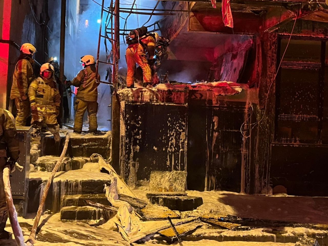 Bahçelievler'de hurda malzemelerin bulunduğu depoda yangın 5