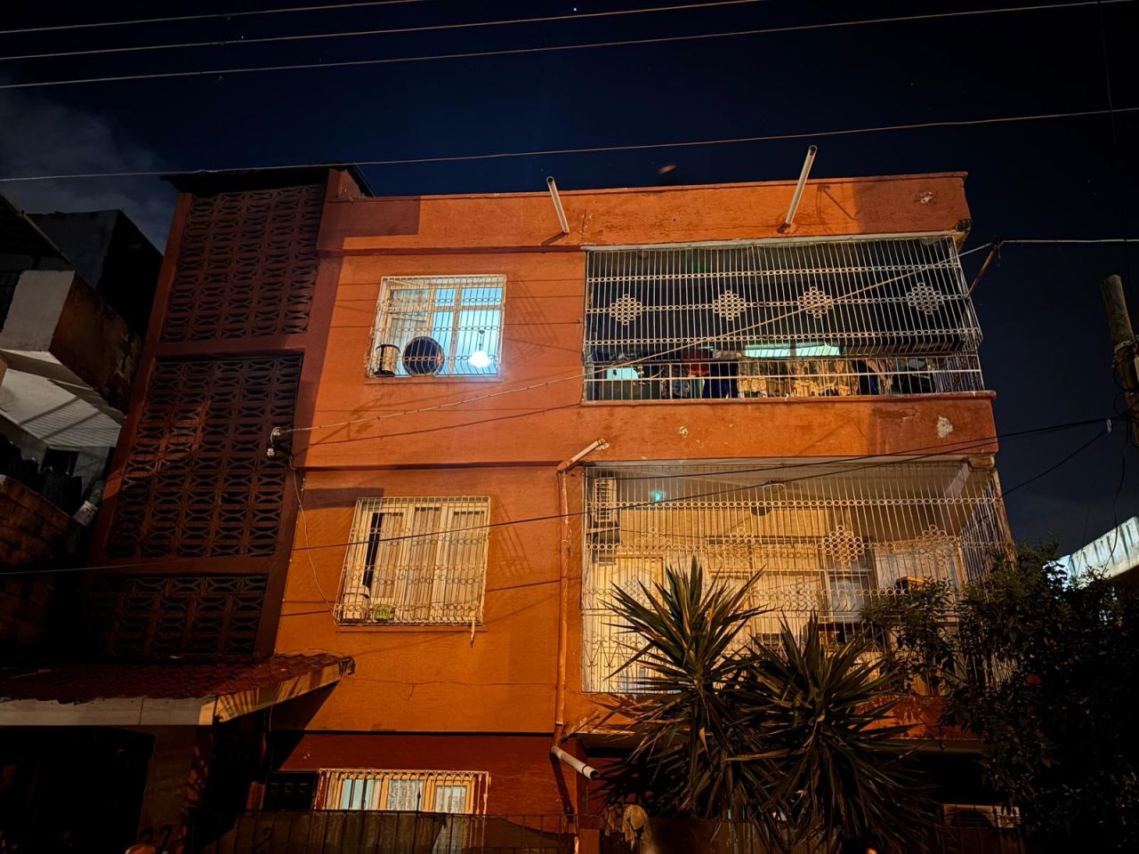 Adana’da 3 katlı binada patlama: 2 ağır yaralı 3