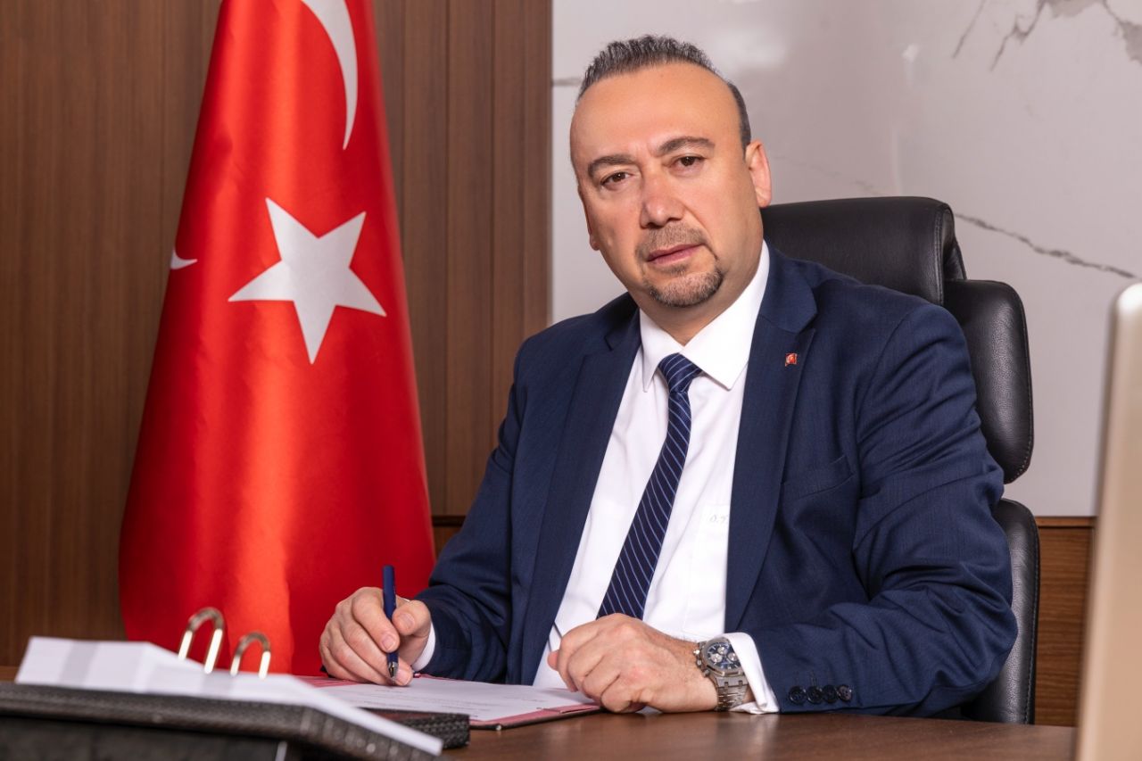 Uşak Belediyesi'ndeki skandallar büyüyor! Aşk ve vurgun trafiği pes dedirtti... Yasak aşkla Batum tatilinin faturası belediyeye! 1