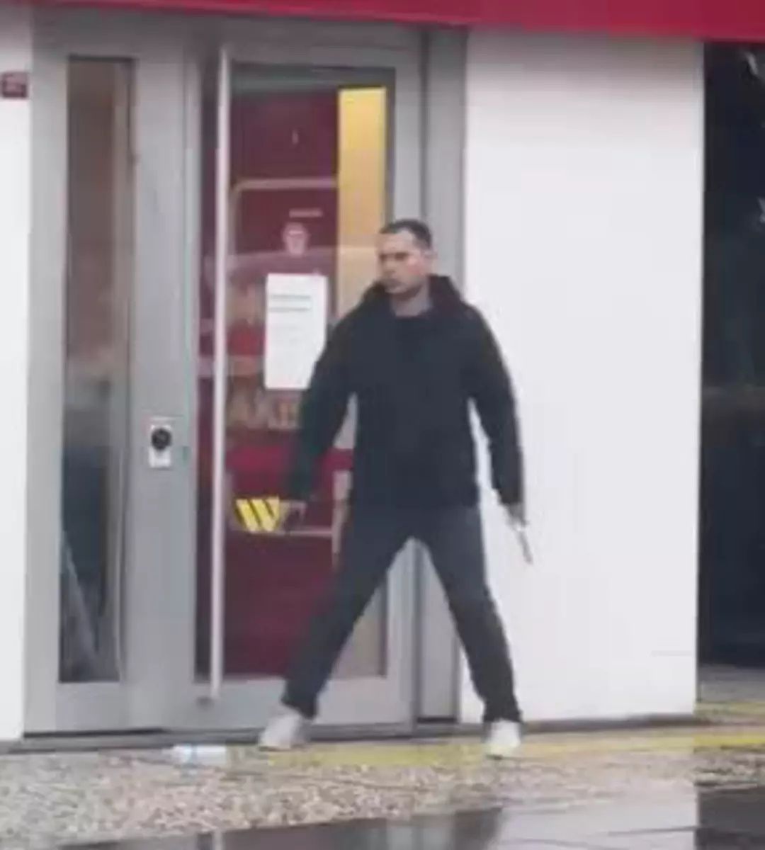 Beşiktaş'ta banka soygunu girişimi! Polis her yerde kaçan şüpheliyi arıyor... 3