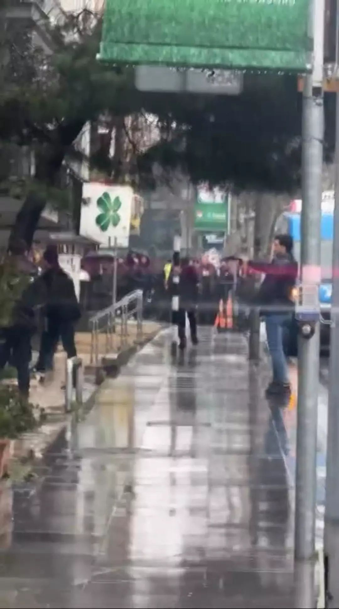 Beşiktaş'ta banka soygunu girişimi! Polis her yerde kaçan şüpheliyi arıyor... 4