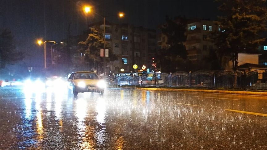 Şemsiyesiz çıkmayın! Yarın için 29 ile uyarı geldi 19