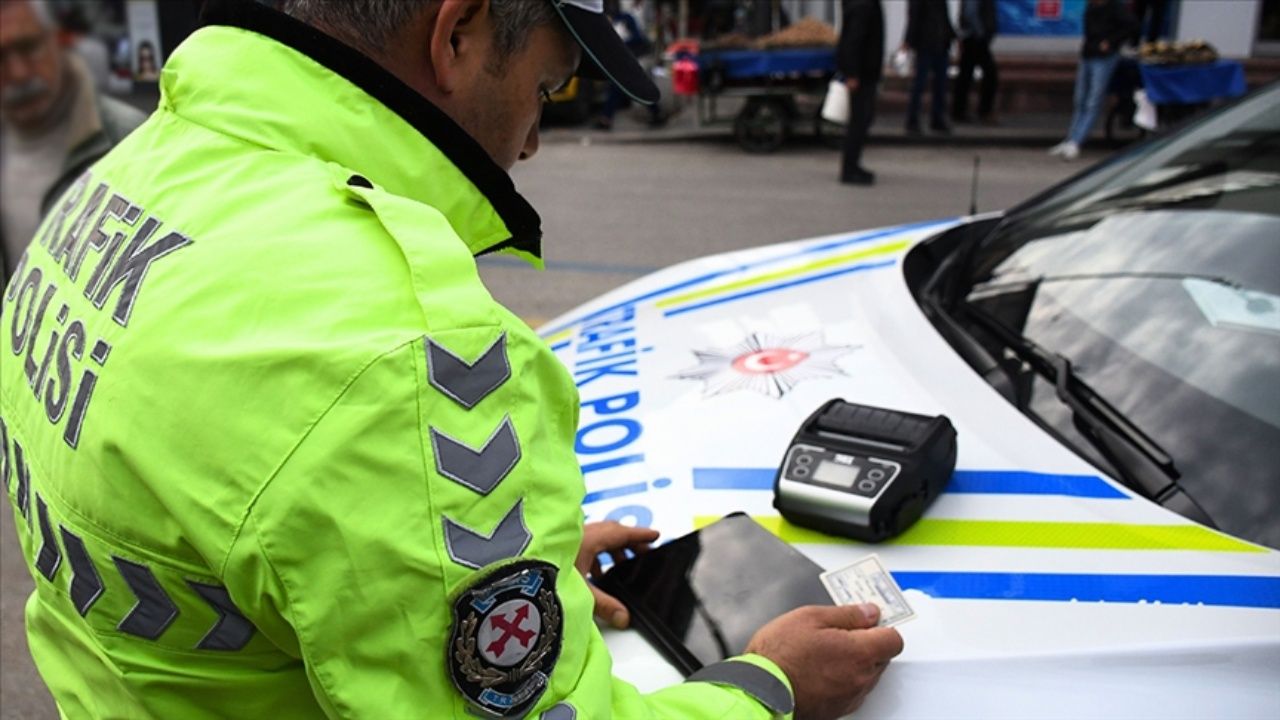 Trafikte yeni cezalara saatler kaldı! Gece yarısından sonra başlıyor! APP plaka, ekran ve ses sistemine ağır cezalar geliyor 13