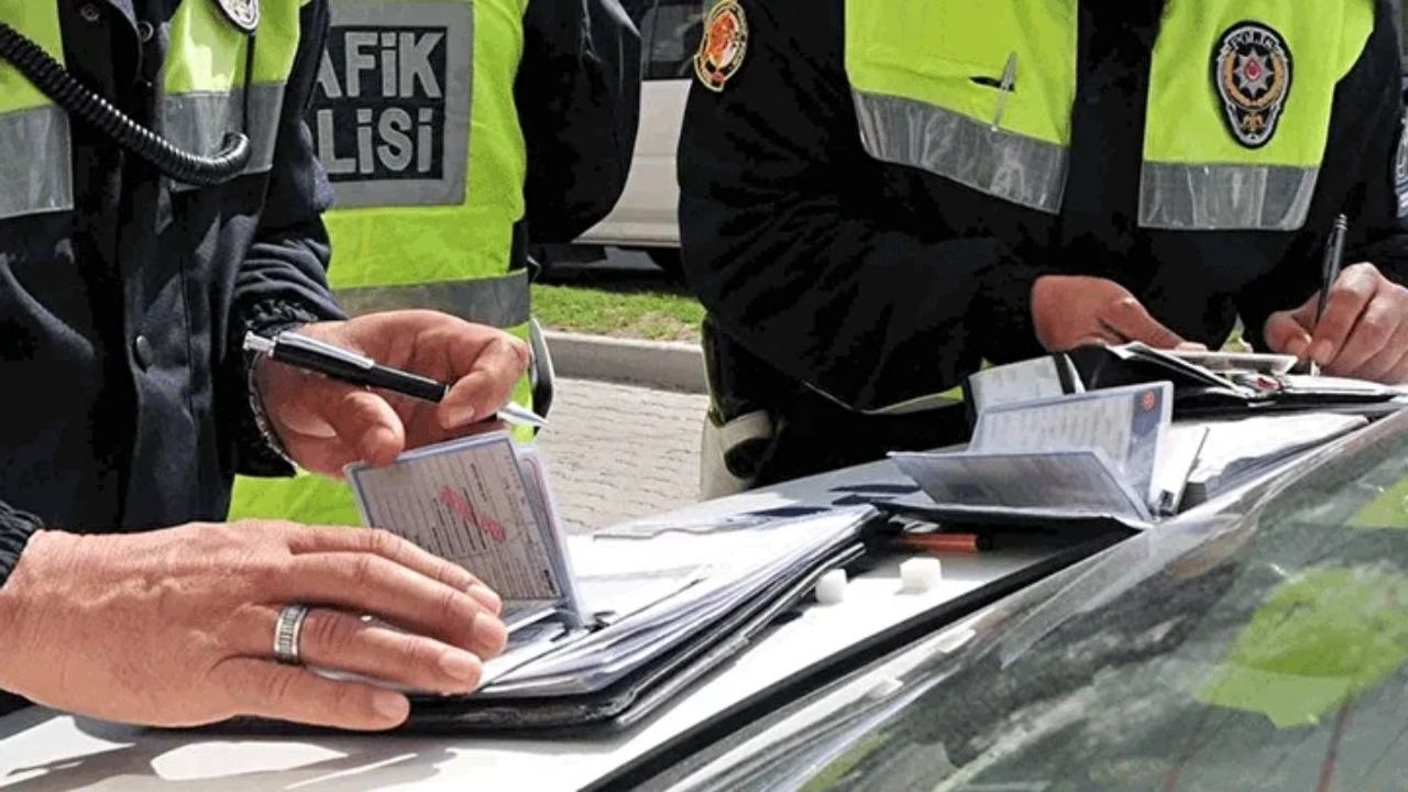 Trafikte yeni cezalara saatler kaldı! Gece yarısından sonra başlıyor! APP plaka, ekran ve ses sistemine ağır cezalar geliyor 11