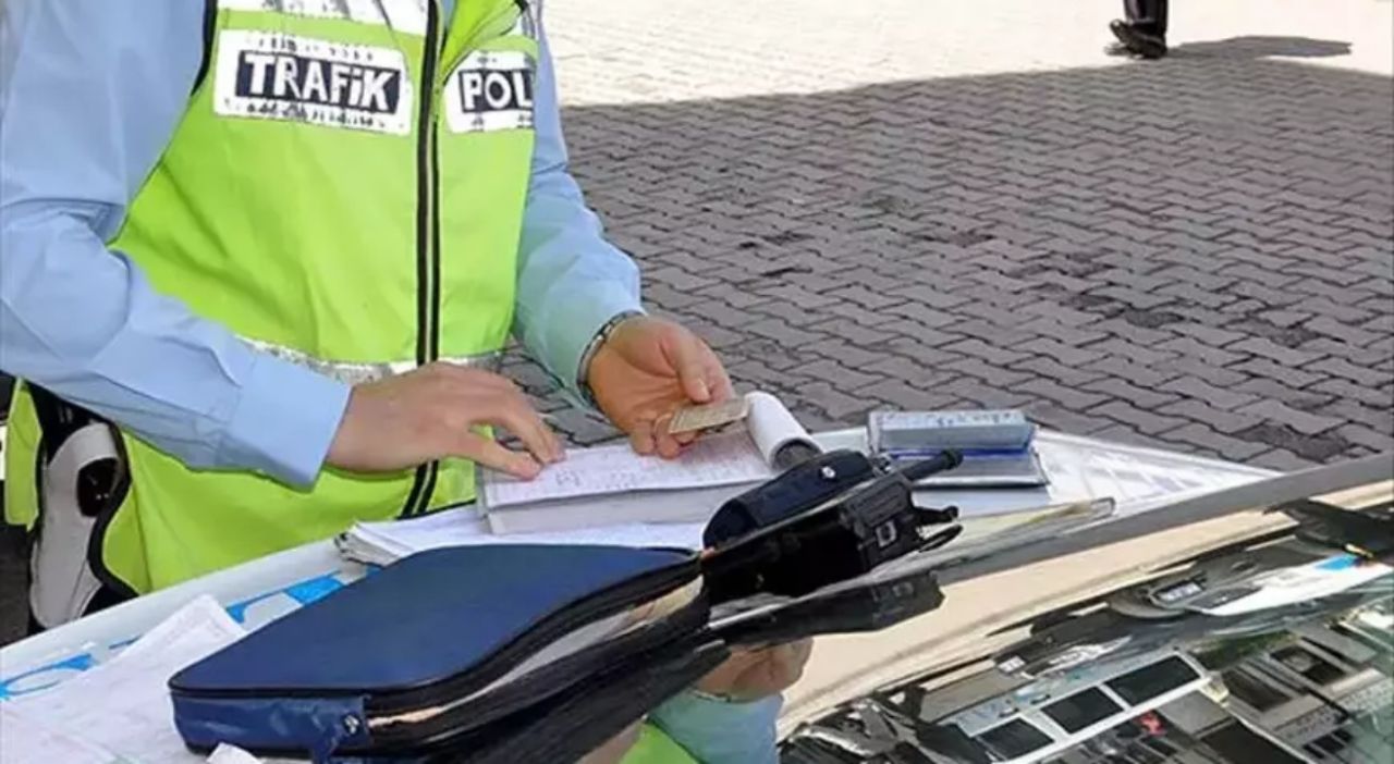 Trafikte yeni cezalara saatler kaldı! Gece yarısından sonra başlıyor! APP plaka, ekran ve ses sistemine ağır cezalar geliyor 12