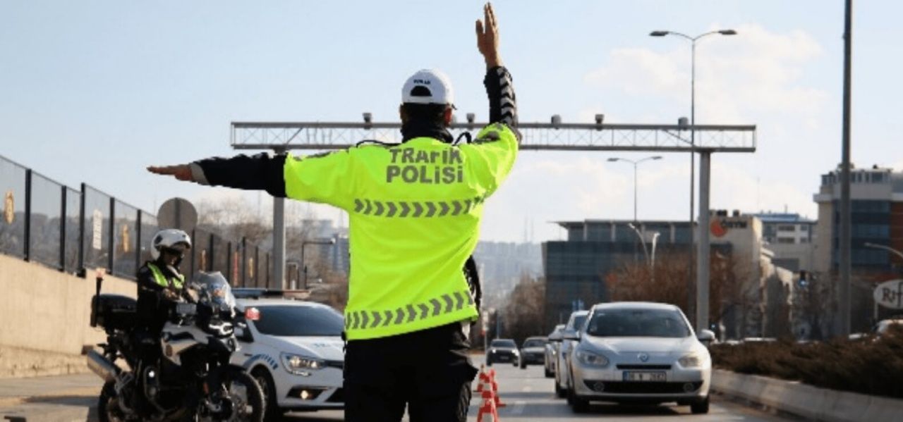 Trafikte yeni cezalara saatler kaldı! Gece yarısından sonra başlıyor! APP plaka, ekran ve ses sistemine ağır cezalar geliyor 3