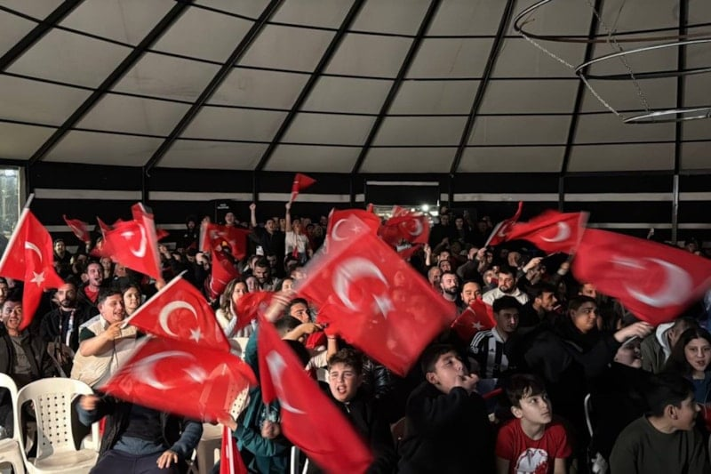 Kosova-Türkiye maçı sonrası vatandaşlar sokaklarda kutlama yaptı 8