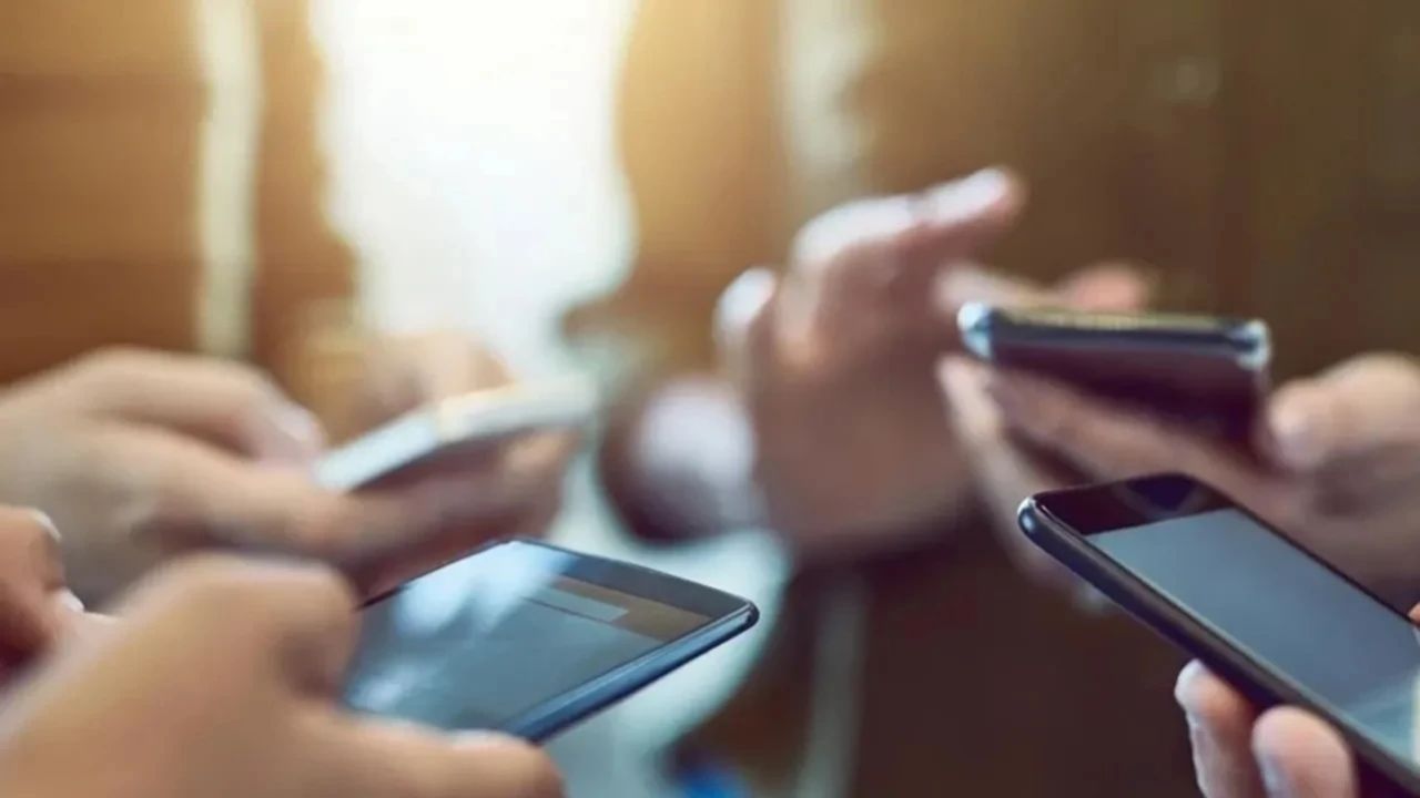 Herkesi ilgilendiriyor! BTK zamlı fiyatları duyurdu: Cep telefonu tarifelerine zam geldi 1