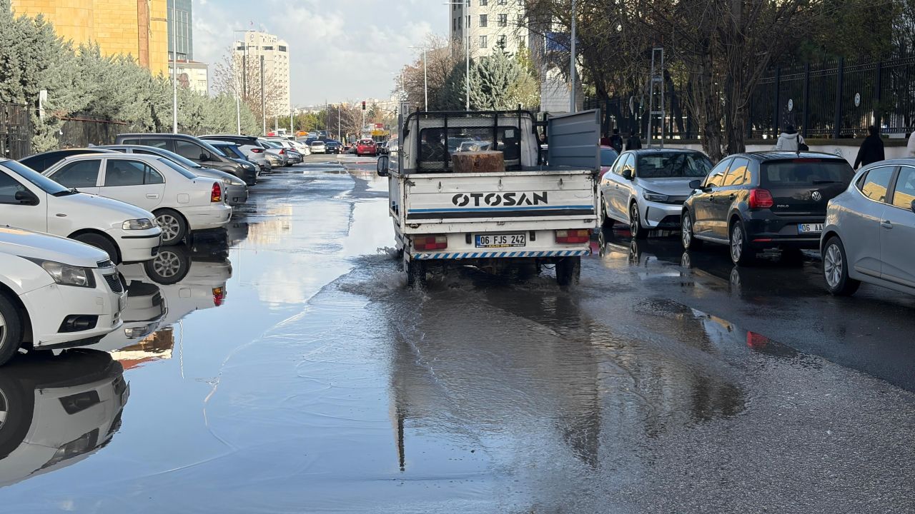 Başkent sağanak sonrası sele teslim: Caddeler ve sokaklar göle döndü 2