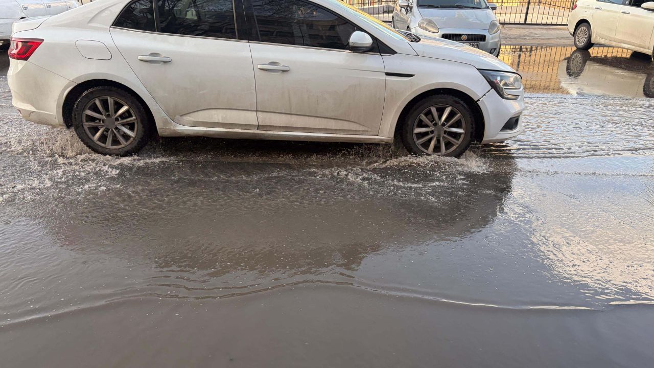Başkent sağanak sonrası sele teslim: Caddeler ve sokaklar göle döndü 3