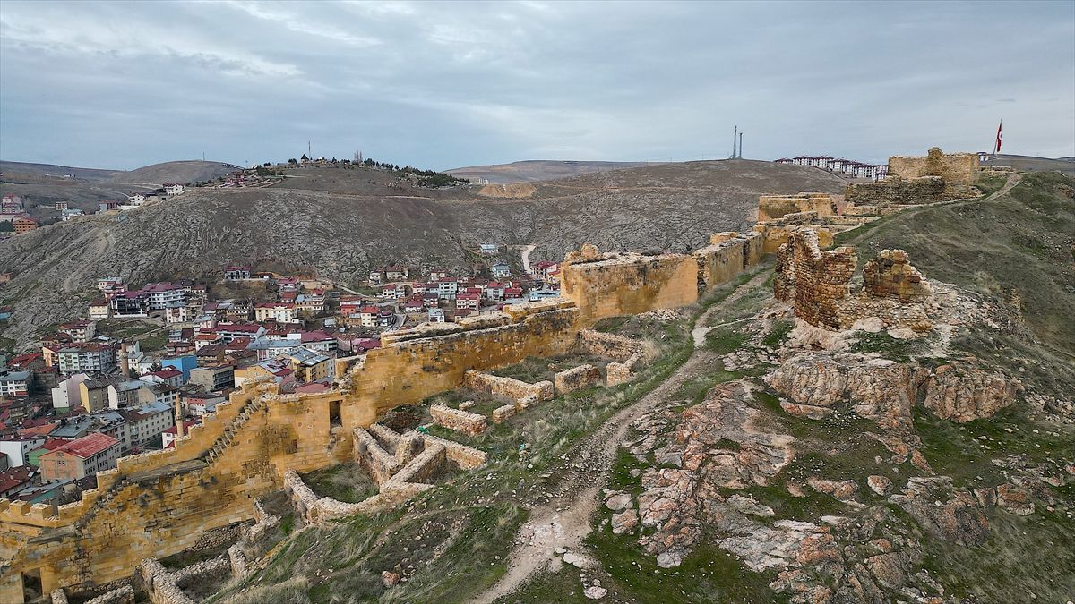 Bayburt Kalesi'nde tarihin gün yüzüne çıkarılması için yeniden harekete geçildi 3