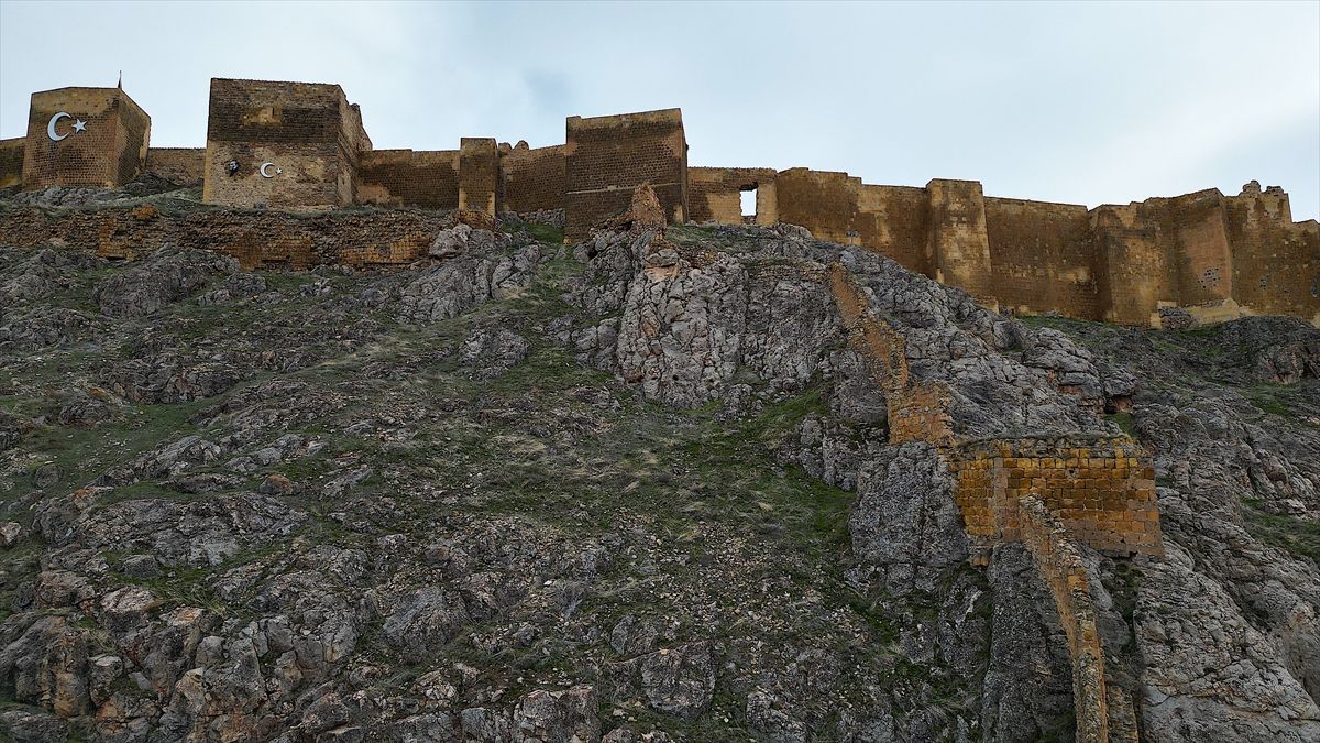 Bayburt Kalesi'nde tarihin gün yüzüne çıkarılması için yeniden harekete geçildi 6