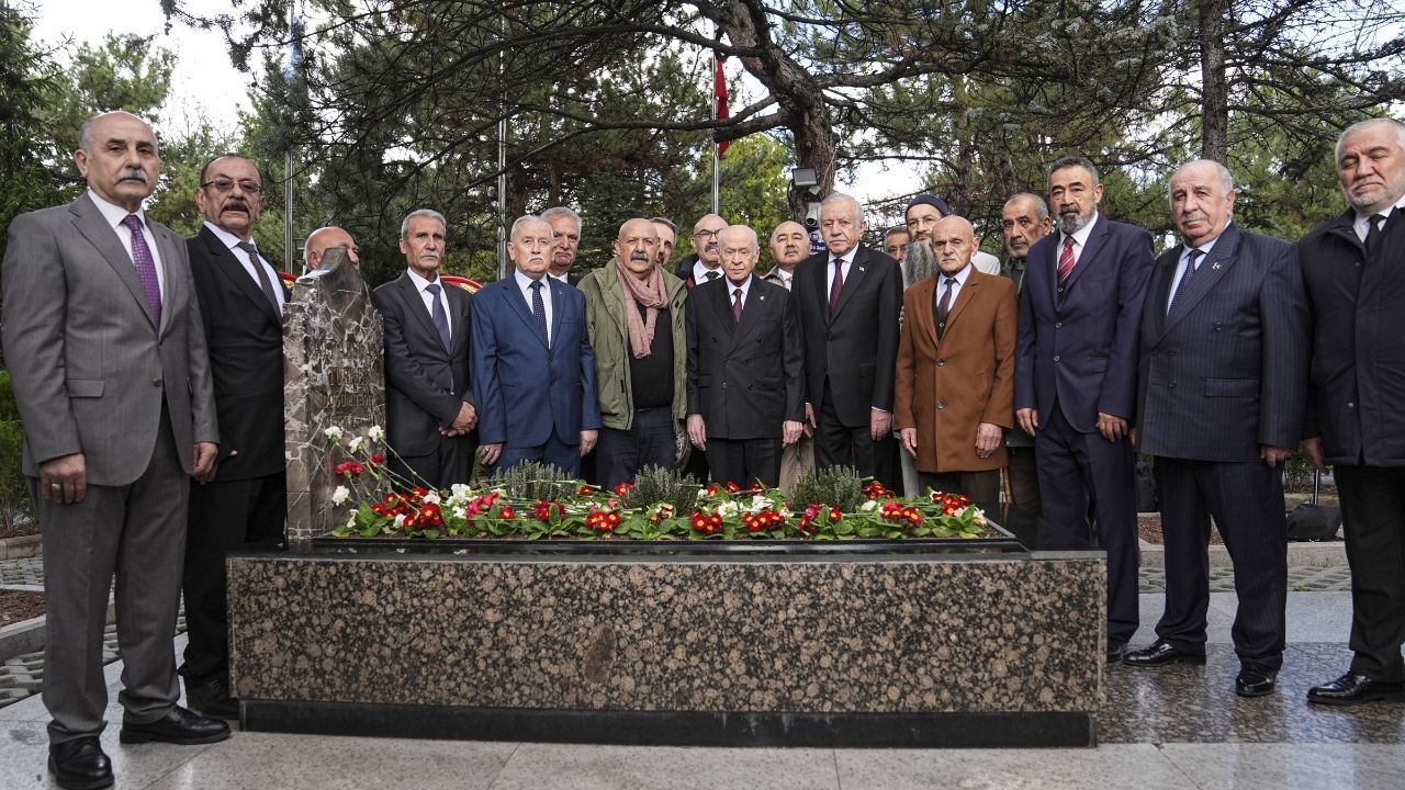 Devlet Bahçeli Alparslan Türkeş'in kabrini ziyaret etti 5