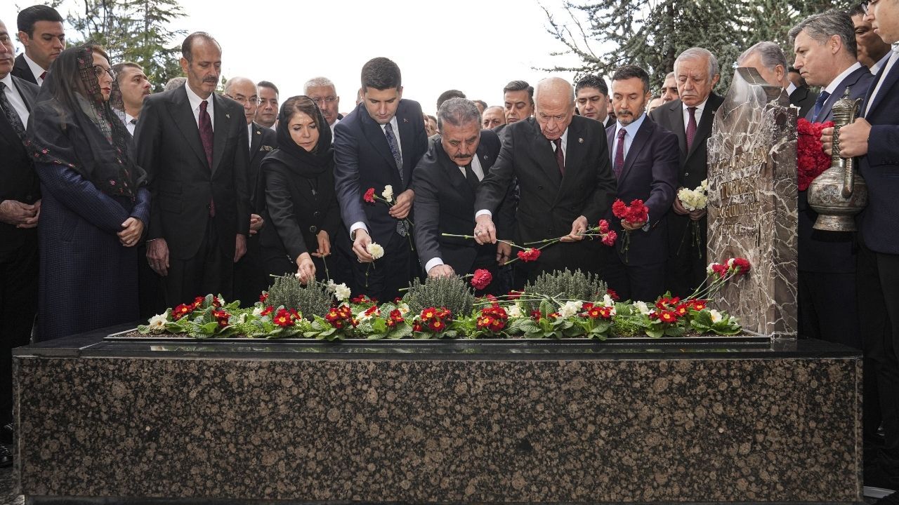 Devlet Bahçeli Alparslan Türkeş'in kabrini ziyaret etti 3