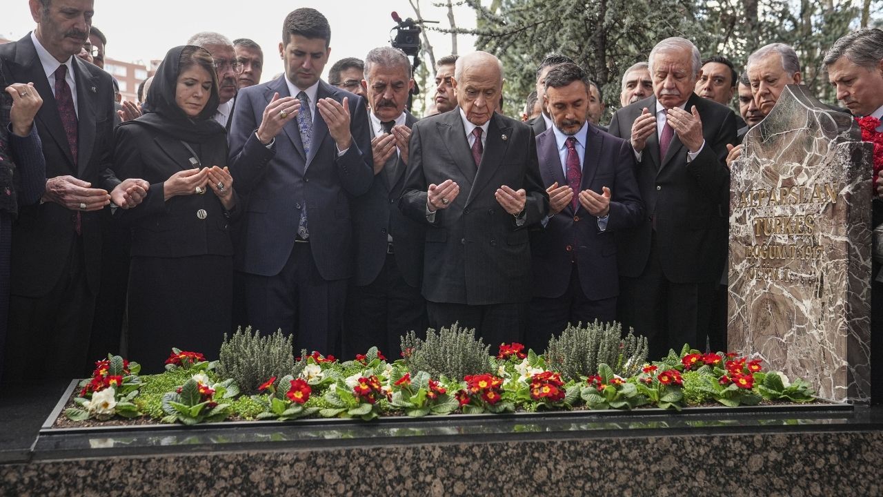Devlet Bahçeli Alparslan Türkeş'in kabrini ziyaret etti 2