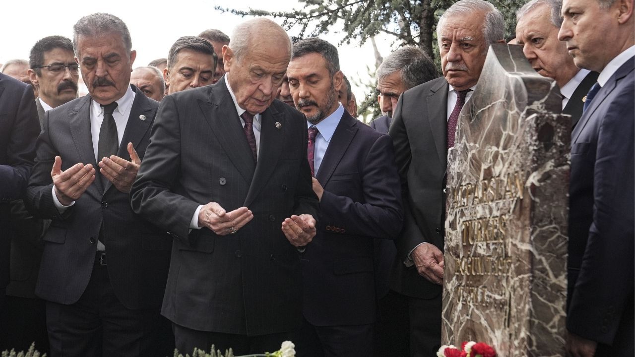 Devlet Bahçeli Alparslan Türkeş'in kabrini ziyaret etti 4