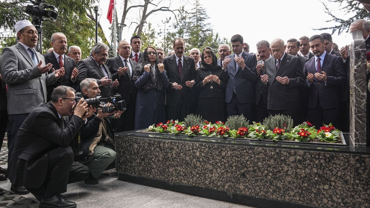 Devlet Bahçeli Alparslan Türkeş'in kabrini ziyaret etti 1