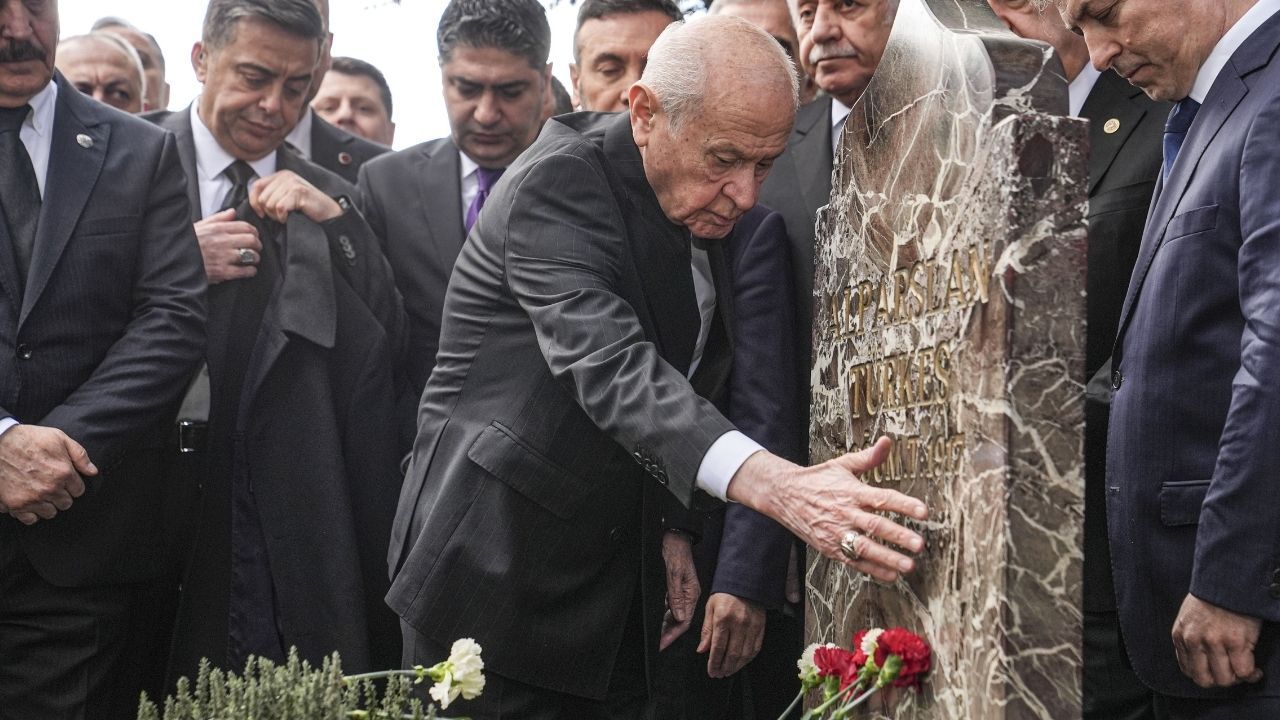 Devlet Bahçeli Alparslan Türkeş'in kabrini ziyaret etti 6