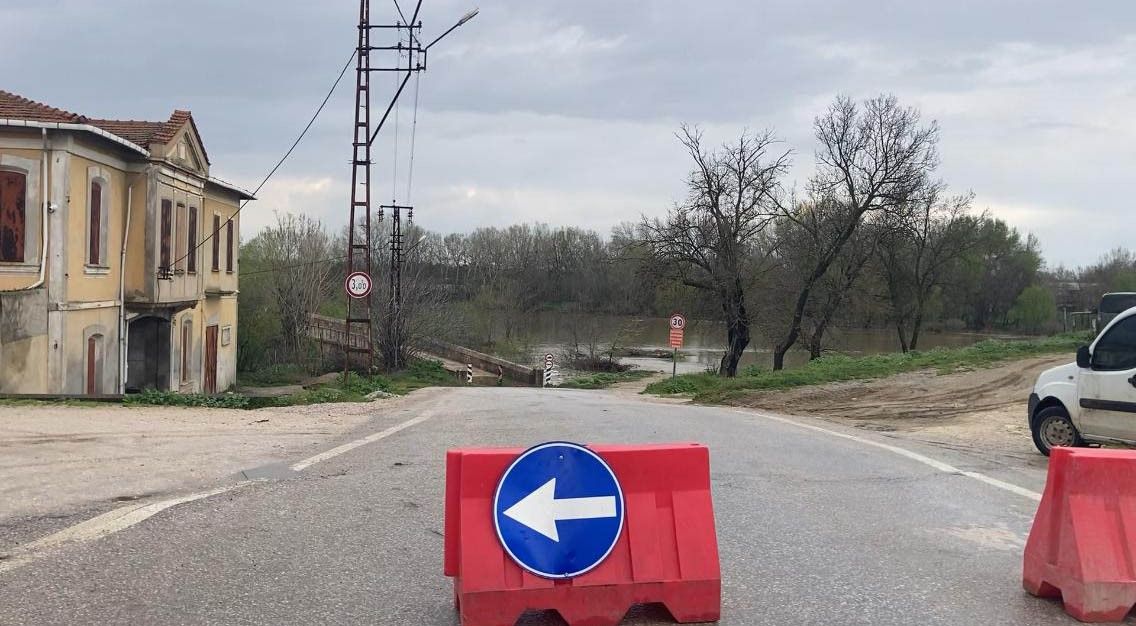 Bir Edirne klasiği: Tunca Nehri taştı, köprü trafiğe kapandı 2