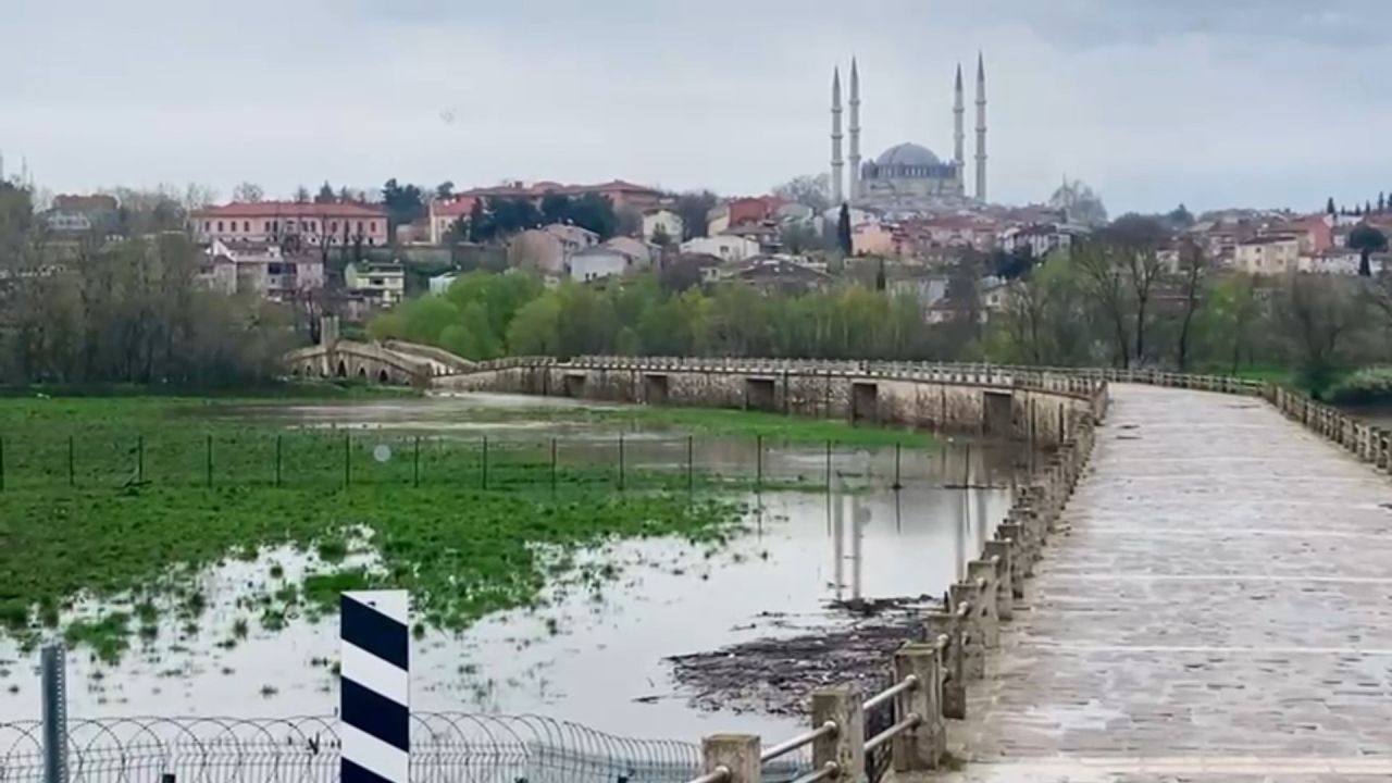 Bir Edirne klasiği: Tunca Nehri taştı, köprü trafiğe kapandı 3