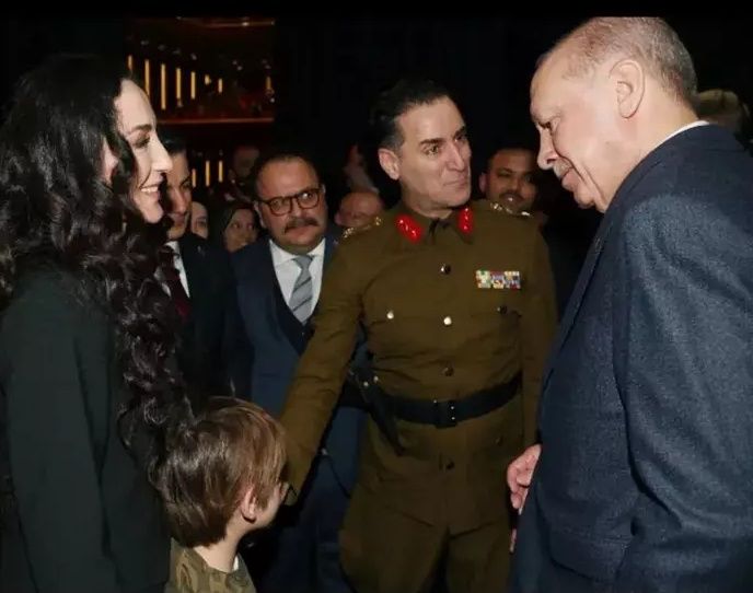Ünlü oyuncu Bekir Aksoy, Cumhurbaşkanı Erdoğan ile sohbetini ilk kez anlattı! Verdiği tavsiye herkesi gülümsetti... "Oğlum harçlığını saklıyor! 4