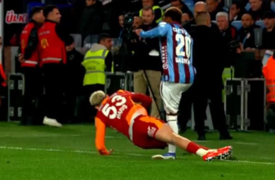 Barış Alper Yılmaz'ın kırmızı kartı atlandı mı? Trio ekibi canlı yayında açıkladı: "İnanılmaz bir karar!" 11