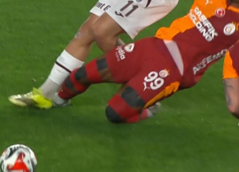 Barış Alper Yılmaz'ın kırmızı kartı atlandı mı? Trio ekibi canlı yayında açıkladı: "İnanılmaz bir karar!" 6