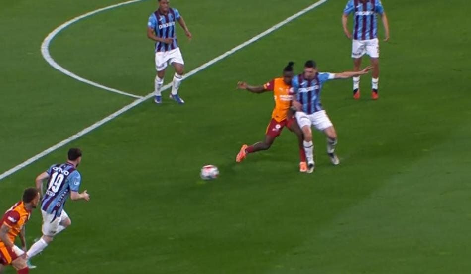 Barış Alper Yılmaz'ın kırmızı kartı atlandı mı? Trio ekibi canlı yayında açıkladı: "İnanılmaz bir karar!" 10