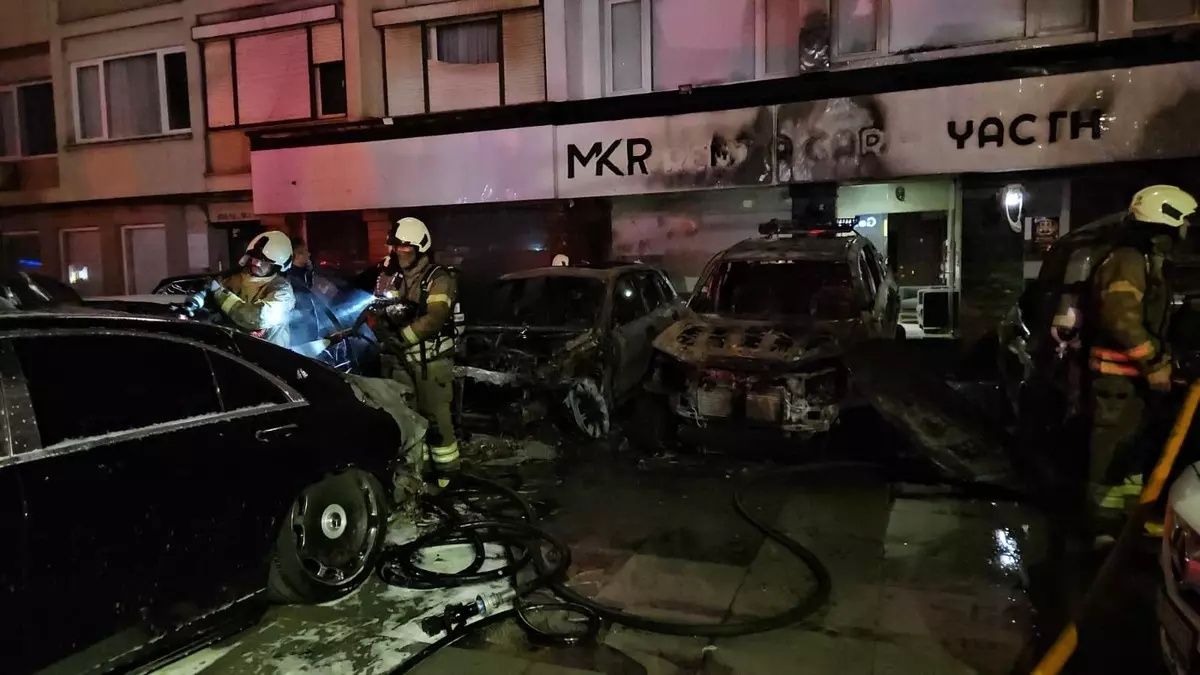 Beşiktaş'ta kabus gibi gece: Bir saat içinde şirketin 15 lüks aracı küle döndü! Kaza mı, kundaklama mı? 4