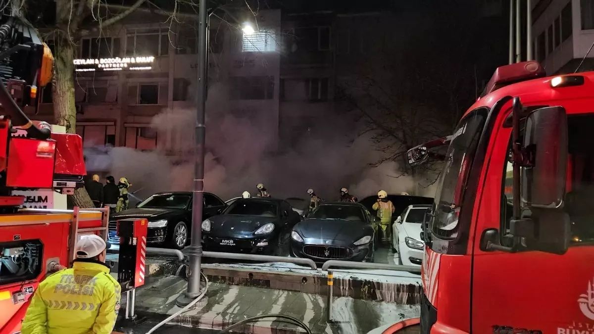 Beşiktaş'ta kabus gibi gece: Bir saat içinde şirketin 15 lüks aracı küle döndü! Kaza mı, kundaklama mı? 2