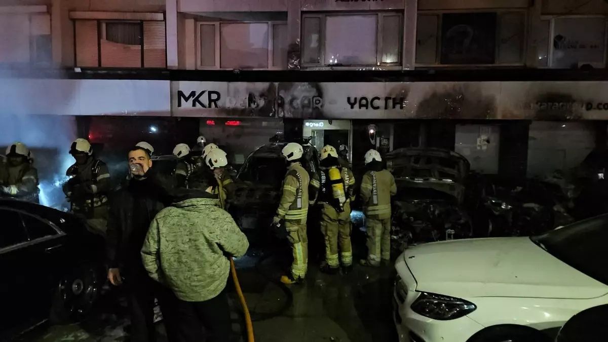 Beşiktaş'ta kabus gibi gece: Bir saat içinde şirketin 15 lüks aracı küle döndü! Kaza mı, kundaklama mı? 3