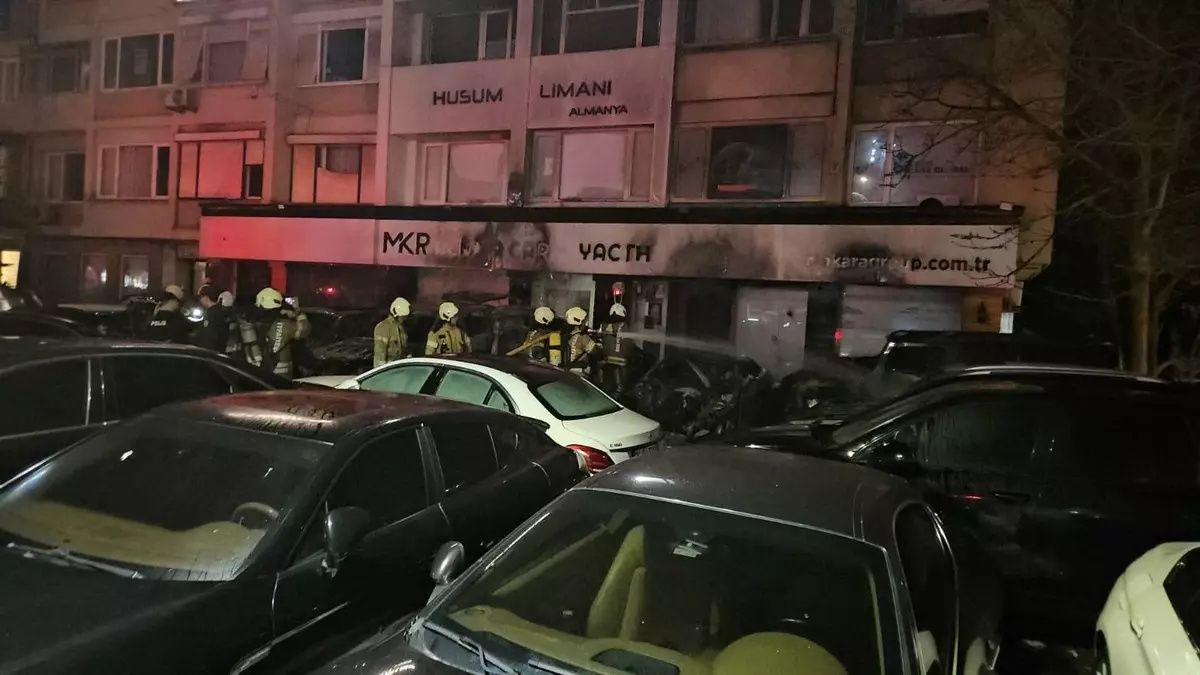 Beşiktaş'ta kabus gibi gece: Bir saat içinde şirketin 15 lüks aracı küle döndü! Kaza mı, kundaklama mı? 7