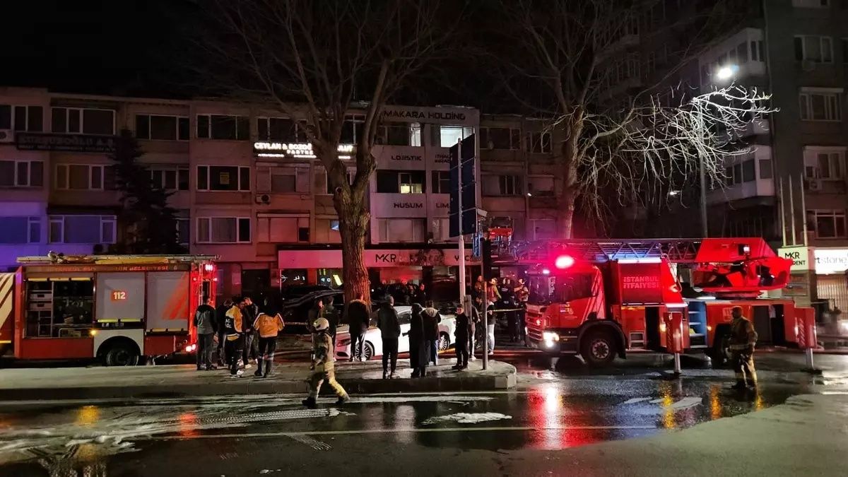 Beşiktaş'ta kabus gibi gece: Bir saat içinde şirketin 15 lüks aracı küle döndü! Kaza mı, kundaklama mı? 6