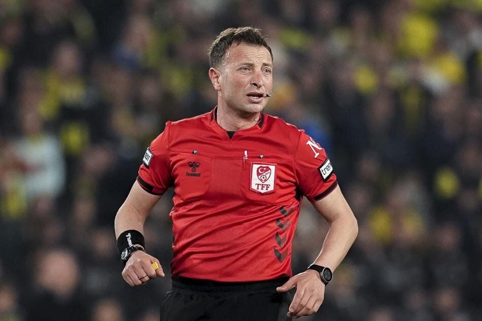 Fenerbahçe'nin son dakikada kazandığı penaltı doğru mu? Türkiye gündemine damga vuran pozisyonu Trio ekibi canlı yayında açıkladı: "Hakem kusursuz maç yönetti" 1