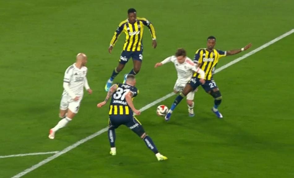 Fenerbahçe'nin son dakikada kazandığı penaltı doğru mu? Türkiye gündemine damga vuran pozisyonu Trio ekibi canlı yayında açıkladı: "Hakem kusursuz maç yönetti" 2