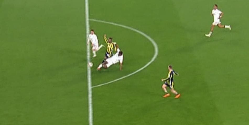 Fenerbahçe'nin son dakikada kazandığı penaltı doğru mu? Türkiye gündemine damga vuran pozisyonu Trio ekibi canlı yayında açıkladı: "Hakem kusursuz maç yönetti" 19