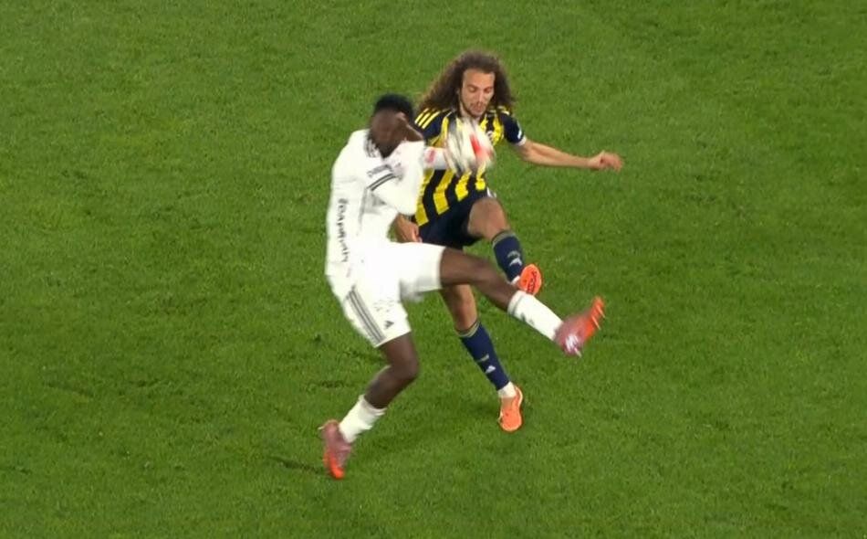 Fenerbahçe'nin son dakikada kazandığı penaltı doğru mu? Türkiye gündemine damga vuran pozisyonu Trio ekibi canlı yayında açıkladı: "Hakem kusursuz maç yönetti" 10
