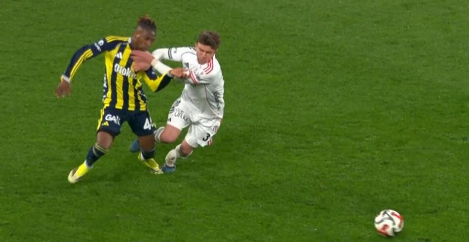 Fenerbahçe'nin son dakikada kazandığı penaltı doğru mu? Türkiye gündemine damga vuran pozisyonu Trio ekibi canlı yayında açıkladı: "Hakem kusursuz maç yönetti" 14